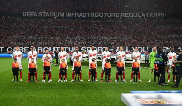 Fussball, Herren, Saison 2023 2024, UEFA Champions League (Gruppe C, 2. Spieltag), 1. FC Union Berlin - Sporting Braga (2:3), Fans von Union protestieren gegen die UEFA und ihre Vorgaben für die Infrastruktur für die Champions League, vorn v. l. Kevin Behrens (1. FC Union Berlin), Leonardo Bonucci (1. FC Union Berlin), Josip Juranovic (1. FC Union Berlin), Janik Haberer (1. FC Union Berlin), Lucas Tousart (1. FC Union Berlin), Danilho Doekhi (1. FC Union), Diogo Leite (1. FC Union Berlin), Alex Kral (1. FC Union Berlin), Robin Gosens (1. FC Union), Torwart Frederik Rönnow (1. FC Union), Sheraldo Becker (1. FC Union), 03.10. 2023, Copyright: xMatthiasxKochx