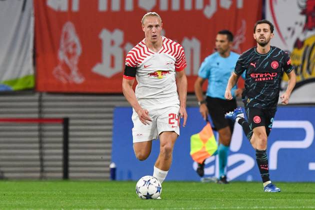 Fussball, Herren, Saison 2023 2024, UEFA Champions League (Gruppe G, 2. Spieltag), RB Leipzig - Manchester City, v. l. Xaver Schlager (RB Leipzig) in Aktion, am Ball, Einzelaktion, controls the ball, 04.10. 2023, Copyright: xSebastianxRäppold MatthiasxKochx