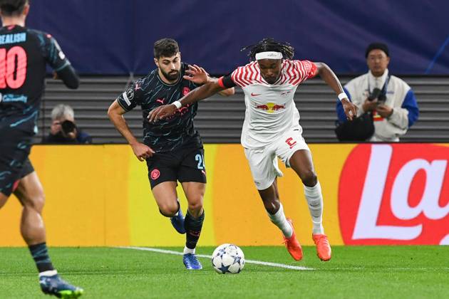 Fussball, Herren, Saison 2023 2024, UEFA Champions League (Gruppe G, 2. Spieltag), RB Leipzig - Manchester City, v. l. Josko Gvardiol (Manchester City) und Mohamed Simakan (RB Leipzig) im Zweikampf, battle for the ball, 04.10. 2023, Copyright: xSebastianxRäppold MatthiasxKochx