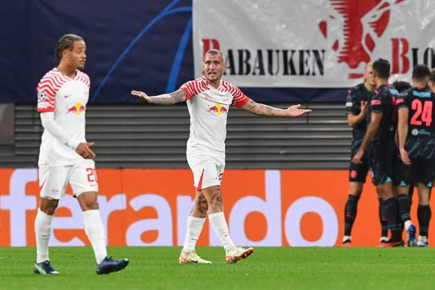 Fussball, Herren, Saison 2023 2024, UEFA Champions League (Gruppe G, 2. Spieltag), RB Leipzig - Manchester City, v. l. Xavi Simons (RB Leipzig) und David Raum (RB Leipzig) enttaeuscht, disappointed, 04.10. 2023, Copyright: xSebastianxRäppold MatthiasxKochx