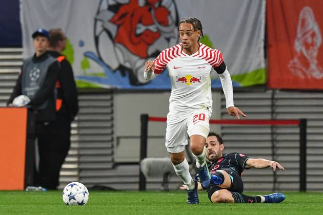 Fussball, Herren, Saison 2023 2024, UEFA Champions League (Gruppe G, 2. Spieltag), RB Leipzig - Manchester City, v. l. Xavi Simons (RB Leipzig) und Bernardo Silva (Manchester City) im Zweikampf, battle for the ball, 04.10. 2023, Copyright: xSebastianxRäppold MatthiasxKochx