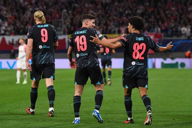 Fussball, Herren, Saison 2023 2024, UEFA Champions League (Gruppe G, 2. Spieltag), RB Leipzig - Manchester City, v. l. Erling Haaland (Manchester City), Julian Alvarez (Manchester City) und Rico Lewis (Manchester City) Torjubel, jubeln nach dem Tor zum 1:2, 04.10. 2023, Copyright: xSebastianxRäppold MatthiasxKochx