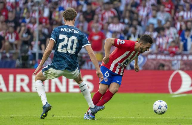 Partido de la Champions League disputado entre Atlà tico y Feyenoord. En la imagen, Koke y Wieffer. Champions League match played between Atlà tico and Feyenoord. In this picture, Koke and Wieffer. PABLOxMORENO -ecommerce-Fotos eCommerce-2-141897997