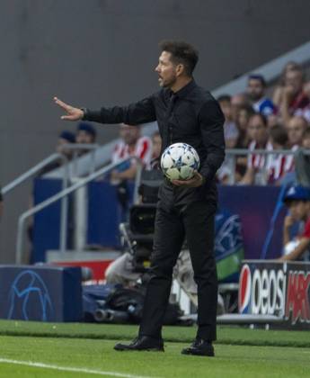 Partido de la Champions League disputado entre Atlà tico y Feyenoord. En la imagen, Simeone. Champions League match played between Atlà tico and Feyenoord. In this picture, Simeone. PABLOxMORENO -ecommerce-Fotos eCommerce-2-141898552