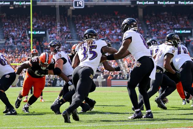 CLEVELAND, OH - OCTOBER 01: Baltimore Ravens quarterback Lamar Jackson (8) hands off to Baltimore Ravens running back Gus Edwards (35) during the second quarter of the National Football League game between the Baltimore Ravens and Cleveland Browns on October 1, 2023, at Cleveland Browns Stadium in Cleveland, OH. (Photo by Frank Jansky Icon Sportswire) NFL, American Football Herren, USA OCT 01 Ravens at Browns EDITORIAL USE ONLY Icon231001102