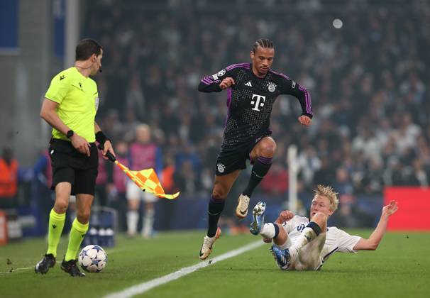 03.10.2023, Fussball UEFA Champions League 2023 2024, Gruppenphase, 2.Spieltag, FC Kopenhagen - FC Bayern München, im Parken-Stadion Kopenhagen. (L-R) Leroy Sane (Bayern München) gegen Birger Meling (FC Kopenhagen)