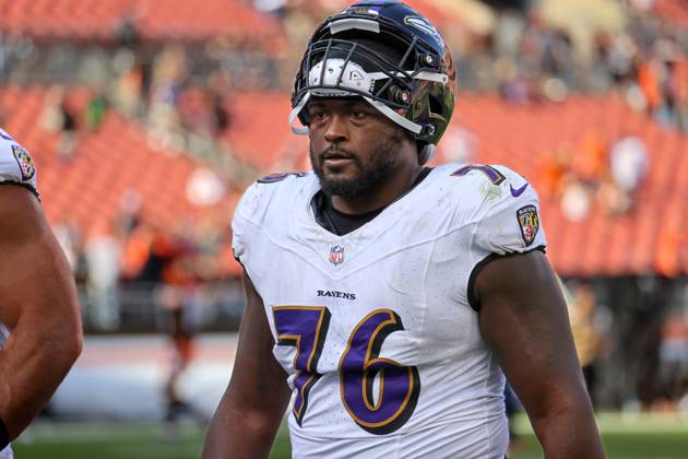 CLEVELAND, OH - OCTOBER 01: Baltimore Ravens guard John Simpson (76) leaves the field following the National Football League game between the Baltimore Ravens and Cleveland Browns on October 1, 2023, at Cleveland Browns Stadium in Cleveland, OH. (Photo by Frank Jansky Icon Sportswire) NFL, American Football Herren, USA OCT 01 Ravens at Browns EDITORIAL USE ONLY Icon231001142