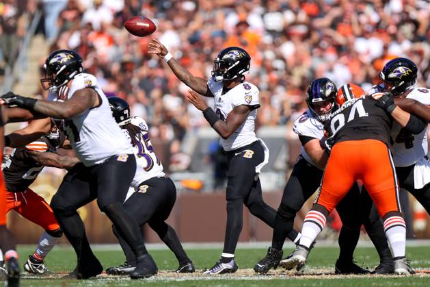 CLEVELAND, OH - OCTOBER 01: Baltimore Ravens quarterback Lamar Jackson (8) throws a pass during the third quarter of the National Football League game between the Baltimore Ravens and Cleveland Browns on October 1, 2023, at Cleveland Browns Stadium in Cleveland, OH. (Photo by Frank Jansky Icon Sportswire) NFL, American Football Herren, USA OCT 01 Ravens at Browns EDITORIAL USE ONLY Icon231001149