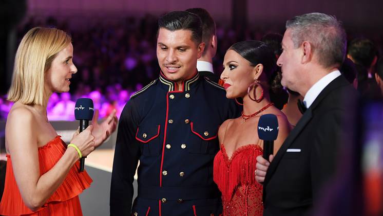 Tanz-Weltmeisterschaft Latein und Showdance Standard 2023 in Leipzig - WDSF PD World Championships (14.10.2023) Patricija Ionel (2.v.r.) und Alexandru Ionel (2.v.l.) bei der Tanz-WM in Leipzig (14.10.2023) im Gespräch mit Stephanie Müller-Spirra (Moderatorin MDR Mitteldeutscher Rundfunk) (li.) und Joachim Llambi (Ex-Tänzer, Wertungsrichter, TV-Moderator). Beide sprechen nach dem Wettkampf zum Publikum. Das Paar Ionel holte für ihre Kür >> Carmen << die Silber-Medaille und beendete nach dem Wettkampf die aktive Karriere als Turniertänzer Turniertänzerin. Sie starten künftig nur bei Show-Veranstaltungen. Leipzig Sachsen Deutschland Leipziger Messegelände - Neue Messe Leizig