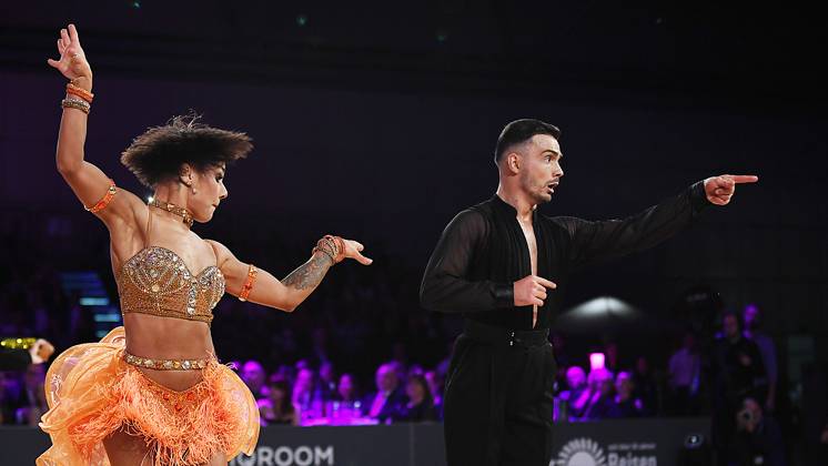 Tanz-Weltmeisterschaft Latein und Showdance Standard 2023 in Leipzig - WDSF PD World Championships (14.10.2023) Sergiu Maruster und Anastasia Stan (Republik Moldau Moldawien) bei der Tanz-EM Latein in Leipzig (14.10.2023). Maruster Stan gewinnen EM-Bronze. Leipzig Sachsen Deutschland Leipziger Messegelände - Neue Messe Leizig