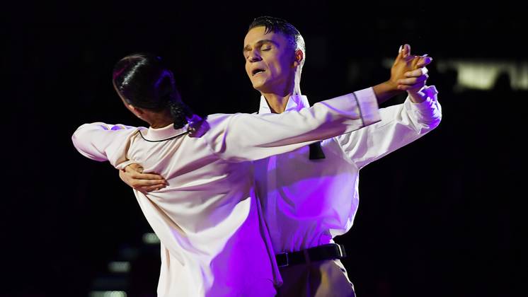 Tanz-Weltmeisterschaft Latein und Showdance Standard 2023 in Leipzig - WDSF PD World Championships (14.10.2023) Matej Stec und Elena Popova bei der Tanz-WM in Leipzig (14.10.2023). Das Paar Stec Popova gewinnt Gold mit ihrer Kür >> Three Faces of my love - back to myself << zur Musik vonm Cher, Barbrara Streisand und Celine Dion. Leipzig Sachsen Deutschland Leipziger Messegelände - Neue Messe Leizig