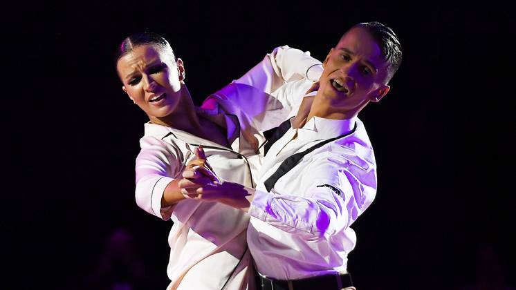 Tanz-Weltmeisterschaft Latein und Showdance Standard 2023 in Leipzig - WDSF PD World Championships (14.10.2023) Matej Stec und Elena Popova bei der Tanz-WM in Leipzig (14.10.2023). Das Paar Stec Popova gewinnt Gold mit ihrer Kür >> Three Faces of my love - back to myself << zur Musik vonm Cher, Barbrara Streisand und Celine Dion. Leipzig Sachsen Deutschland Leipziger Messegelände - Neue Messe Leizig