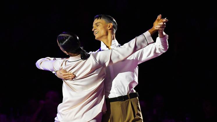 Tanz-Weltmeisterschaft Latein und Showdance Standard 2023 in Leipzig - WDSF PD World Championships (14.10.2023) Matej Stec und Elena Popova bei der Tanz-WM in Leipzig (14.10.2023). Das Paar Stec Popova gewinnt Gold mit ihrer Kür >> Three Faces of my love - back to myself << zur Musik vonm Cher, Barbrara Streisand und Celine Dion. Leipzig Sachsen Deutschland Leipziger Messegelände - Neue Messe Leizig