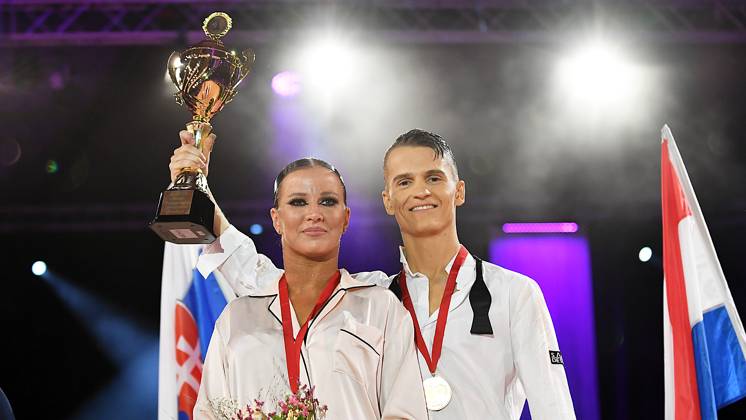 Tanz-Weltmeisterschaft Latein und Showdance Standard 2023 in Leipzig - WDSF PD World Championships (14.10.2023) Matej Stec und Elena Popova bei der Tanz-WM in Leipzig (14.10.2023). Das Paar Stec Popova gewinnt Gold mit ihrer Kür >> Three Faces of my love - back to myself << zur Musik vonm Cher, Barbrara Streisand und Celine Dion. Beide zeigen den Gold-Pokal. Leipzig Sachsen Deutschland Leipziger Messegelände - Neue Messe Leizig