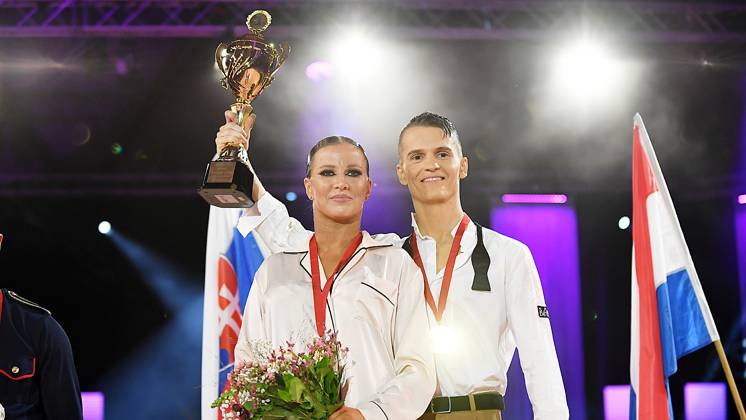 Tanz-Weltmeisterschaft Latein und Showdance Standard 2023 in Leipzig - WDSF PD World Championships (14.10.2023) Matej Stec und Elena Popova bei der Tanz-WM in Leipzig (14.10.2023). Das Paar Stec Popova gewinnt Gold mit ihrer Kür >> Three Faces of my love - back to myself << zur Musik vonm Cher, Barbrara Streisand und Celine Dion. Beide zeigen den Gold-Pokal. Leipzig Sachsen Deutschland Leipziger Messegelände - Neue Messe Leizig