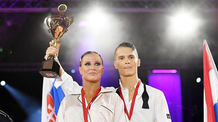Tanz-Weltmeisterschaft Latein und Showdance Standard 2023 in Leipzig - WDSF PD World Championships (14.10.2023) Matej Stec und Elena Popova bei der Tanz-WM in Leipzig (14.10.2023). Das Paar Stec Popova gewinnt Gold mit ihrer Kür >> Three Faces of my love - back to myself << zur Musik vonm Cher, Barbrara Streisand und Celine Dion. Beide zeigen den Gold-Pokal. Leipzig Sachsen Deutschland Leipziger Messegelände - Neue Messe Leizig