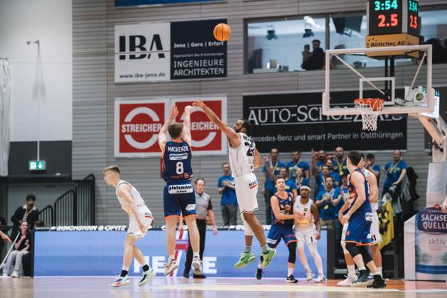 BARMER 2. Basketsball Bundesliga ProA Saison 2023 2024 3. Spieltag am 15.10.23 Medipolis SC Jena vs Phoenix Hagen v.li. Brock Mackenzie (Hagen) mit dem Wurf gegen Rasheed Moore (Jena) Sparkassen Arena Jena