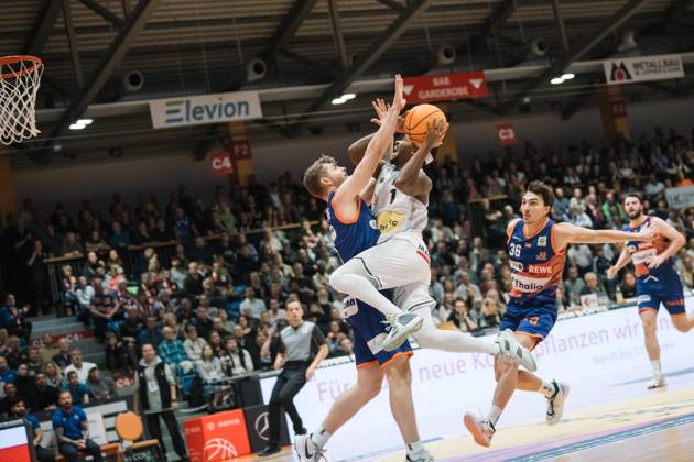 BARMER 2. Basketsball Bundesliga ProA Saison 2023 2024 3. Spieltag am 15.10.23 Medipolis SC Jena vs Phoenix Hagen v.re. Blake Francis (Jena) beim Korbleger in der Luft gegen Brock Mackenzie (Hagen) Sparkassen Arena Jena