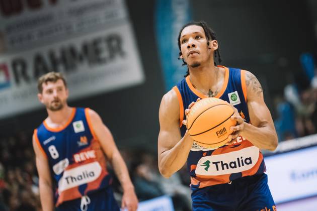 BARMER 2. Basketsball Bundesliga ProA Saison 2023 2024 3. Spieltag am 15.10.23 Medipolis SC Jena vs Phoenix Hagen Devonte Jasai McCall (Hagen) beim Freiwurf, Portrait Sparkassen Arena Jena