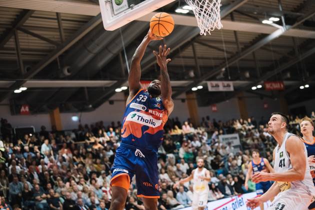 BARMER 2. Basketsball Bundesliga ProA Saison 2023 2024 3. Spieltag am 15.10.23 Medipolis SC Jena vs Phoenix Hagen v.li. beim Korbleger Nazihar Deonte Bohannon (Hagen) gegen Alexander Herrera (Jena) Sparkassen Arena Jena