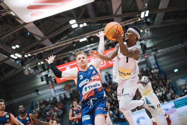 BARMER 2. Basketsball Bundesliga ProA Saison 2023 2024 3. Spieltag am 15.10.23 Medipolis SC Jena vs Phoenix Hagen v.re. liegt Blake Francis (Jena) beim Wurf in der Luft gegen links Siler Schneider (Hagen) Sparkassen Arena Jena
