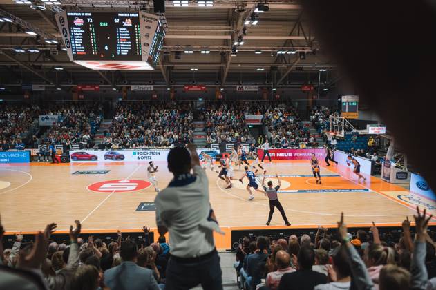 BARMER 2. Basketsball Bundesliga ProA Saison 2023 2024 3. Spieltag am 15.10.23 Medipolis SC Jena vs Phoenix Hagen Die Fans bejubeln emotional einen erfolgreichen 3er von Jena Sparkassen Arena Jena