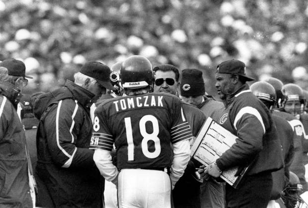 October 18, 2023: Chicago Bears head coach Mike Ditka talks with quarterback Mike Tomczak (18) during a game on Nov. 11, 1990. - ZUMAm67_ 0309234292st Copyright: xMichaelxFryerx