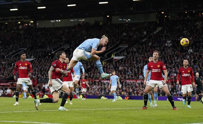 Manchester, England, 29th October 2023. Erling Haaland of Manchester City heads towards goal during the Premier League match at Old Trafford, Manchester. Picture credit should read: Andrew Yates Sportimage EDITORIAL USE ONLY. No use with unauthorised audio, video, data, fixture lists, club league logos or live services. Online in-match use limited to 120 images, no video emulation. No use in betting, games or single club league player publications. SPI-2690-0041