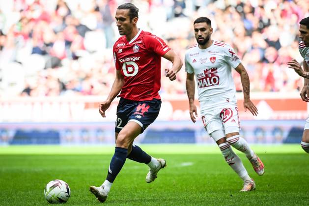 October 22, 2023, Villeneuve-d Ascq, France, France: Yusuf YAZICI of Lille and Romain DEL CASTILLO of Brest during the Ligue 1 match between Lille OSC (LOSC) and Stade Brestois (Brest) at Pierre Mauroy Stadium on October 22, 2023 in Villeneuve-d Ascq near Lille, France. Villeneuve-d Ascq France - ZUMAm308 20231022_zsp_m308_017 Copyright: xMatthieuxMirvillex