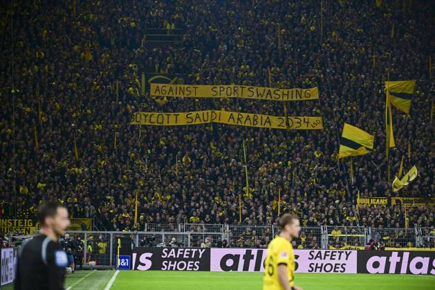 Fußball, Fans kritisieren DFB-Votum zur WM-Vergabe nach Saudi-Arabien, Archivbilder Banner Protest gegen die WM 2034 in Saudi Arabien , Borussia Dortmund vs. FC Bayern Muenchen, Fussball, 1. Bundesliga, 10. Spieltag, 04.11.2023 DFB regulations prohibit any use of photographs as image sequences and or quasi-video Dortmund Nordrhein-Westfalen Deutschland