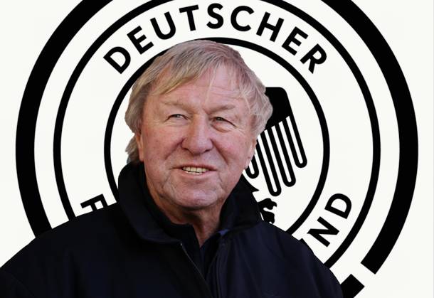 Deutschland 06. November 2023: Fussball, Herren, Saison 2023 2024, DFB, Bundestrainer Frauen ! Achtung Fotomontage ! Hier im Bild Horst Hrubesch, interims Bundestrainer Frauen Fussball, Nationalmannschaft, Kopf, Portrait, im Hintergrund das Logo, Wappen des DFB, Deutschen Fussball Bund, Symbolbild