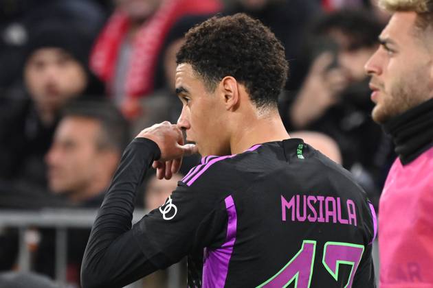 Jamal MUSIALA (Bayern Muenchen), verletzt,Verletzung,Enttaeuschung ,Frust,enttaeuscht,frustriert,niedergeschlagen, Fussball Champions League Gruppenphase 4.Spieltag FC Bayern Muenchen-Galatasaray Istanbul am 08.11.2023, A L L I A N Z A R E N A.