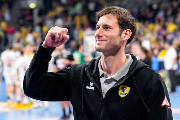 Der verletzte Uwe Gensheimer (RNL, 3), Spieler der Rhein-Neckar-Löwen, Jubel nach dem Schlusspfiff, Freude über den Sieg, Sieger, Gewinner, jubelt, jubeln, fröhlich, optimistisch, Highlight, Einzelbild, Einzelfoto, Aktion, Action, 09.11.2023, Mannheim (Deutschland), Handball, Bundesliga, Rhein-Neckar Löwen - SC DHfK Leipzig