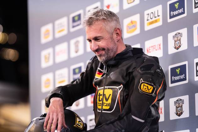 TV Total WOK-WM von Pro7 2023 12.11.2023, Bob und Rodelbahn, Winterberg, TV Total WOK-WM von Pro7 2023 Im Bild: Sebastian Puffpaff, lacht, hat gute Laune, grinst