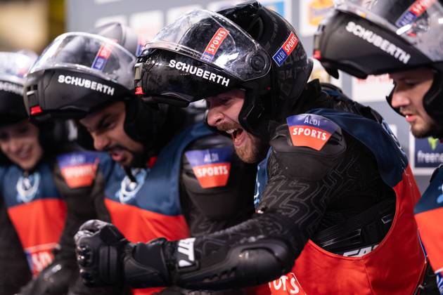 TV Total WOK-WM von Pro7 2023 12.11.2023, Bob und Rodelbahn, Winterberg, TV Total WOK-WM von Pro7 2023 Im Bild: Rewi (YouTuber, Sebastian Meyer) jubelt, freut sich