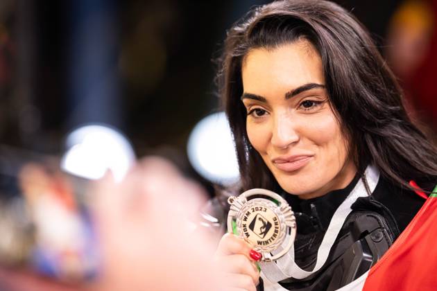 TV Total WOK-WM von Pro7 2023 12.11.2023, Bob und Rodelbahn, Winterberg, TV Total WOK-WM von Pro7 2023 Im Bild: Valentina Maceri zeigt ihre Medaille