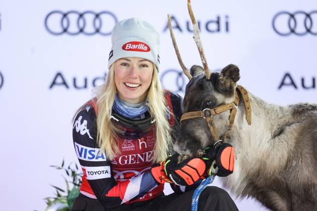Bilder des Jahres 2023, Sport 11 November Sport Themen der Woche KW45 Sport Bilder des Tages ALPINE SKIING - FIS WC Levi LEVI,FINLAND,12.NOV.23 - ALPINE SKIING - FIS World Cup, slalom, ladies, award ceremony. Image shows Mikaela Shiffrin (USA) with a reindeer. GEPAxpictures xHaraldxSteiner