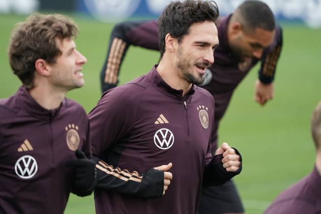 Mats Hummels (Deutschland Germany) erstmals im Training dabei mit Thomas Müller (Deutschland Germany) - 16.11.2023: Training Deutsche Nationalmannschaft, DFB-Campus Frankfurt