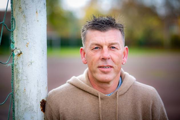 Jena , 161123 , Ex-Nationalspieler Bernd Schneider in Jena am Sportplatz rote Erde