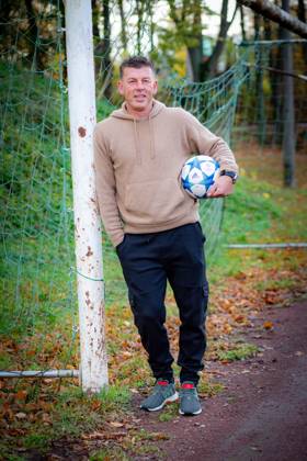 Jena , 161123 , Ex-Nationalspieler Bernd Schneider in Jena am Sportplatz rote Erde zumk 50. Geburtstag