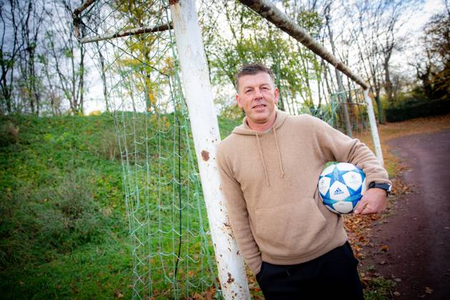 Jena , 161123 , Ex-Nationalspieler Bernd Schneider in Jena am Sportplatz rote Erde zumk 50. Geburtstag