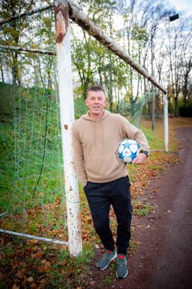 Jena , 161123 , Ex-Nationalspieler Bernd Schneider in Jena am Sportplatz rote Erde zumk 50. Geburtstag