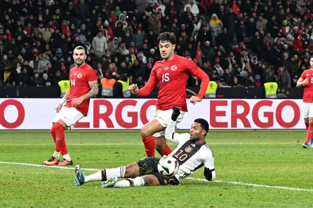 Fussball, Herren, Saison 2023 2024, Länderspiel in Berlin, Deutschland - Türkei, v. l. Serge Gnabry (Deutschland) und Ozan Kabak (Türkei) im Zweikampf, 18.11. 2023, Copyright: xMatthiasxKochx