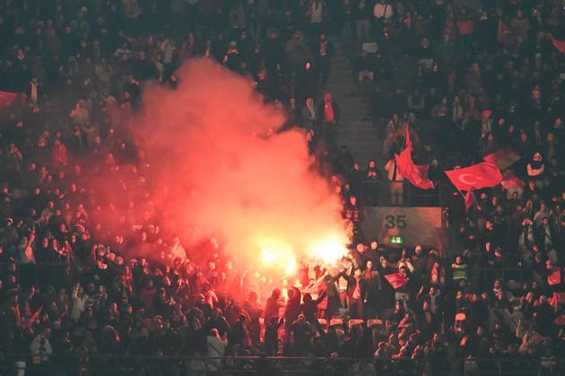 Fussball, Herren, Saison 2023 2024, Länderspiel in Berlin, Deutschland - Türkei, v. l. Fans der Türkei zünden Bengalos, Pyro, Pyrotechnik, Leuchtkörper, Rauchbomben, 18.11. 2023, Copyright: xMatthiasxKochx