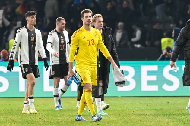 Fussball, Herren, Saison 2023 2024, Länderspiel in Berlin, Deutschland - Türkei, v. l. Torwart Kevin Trapp (Deutschland) enttäuscht, niedergeschlagen, unzufrieden nach der Niederlage, 18.11. 2023, Copyright: xMatthiasxKochx