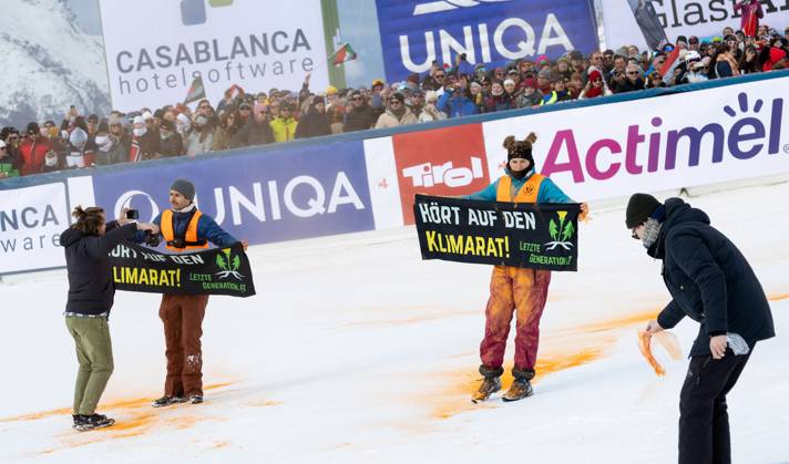 Bilder des Jahres 2023, Sport 11 November Sport Themen der Woche KW46 Sport Bilder des Tages ALPINE SKIING - FIS WC Gurgl GURGL,AUSTRIA,18.NOV.23 - ALPINE SKIING - FIS World Cup, slalom, men. Image shows climate activists. GEPAxpictures xHaraldxSteiner
