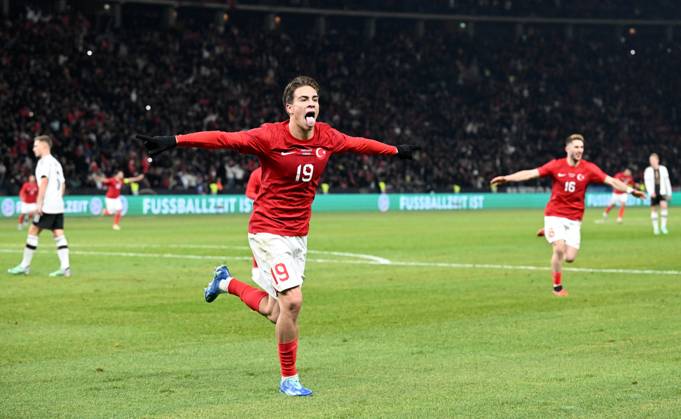 Fussball, Herren, Saison 2023 2024, Länderspiel in Berlin, Deutschland - Türkei (2:3), v. l. Kenan Yildiz (Türkei), Ismail Yüksek (Türkei), Ismail Yüksek (Türkei), Jubel nach Tor zum 1:2, 18.11. 2023, Copyright: xMatthiasxKochx