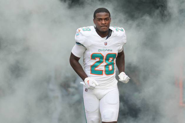 MIAMI GARDENS, FL - NOVEMBER 19: Miami Dolphins running back De Von Achane (28) enters the field during pregame introductions during the game between the Las Vegas Raiders and the Miami Dolphins on Sunday, November 19, 2023 at Hard Rock Stadium, Miami, Fla. (Photo by Peter Joneleit Icon Sportswire) NFL, American Football Herren, USA NOV 19 Raiders at Dolphins EDITORIAL USE ONLY Icon231119067