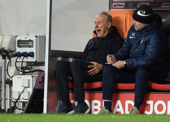 Sport Bilder des Tages 25.11.2023, xhbx, Fussball 1.Bundesliga, SC Freiburg - SV Darmstadt 98 emspor, v.l. Trainer Christian Streich (SC Freiburg) (DFL DFB REGULATIONS PROHIBIT ANY USE OF PHOTOGRAPHS as IMAGE SEQUENCES and or QUASI-VIDEO) Freiburg