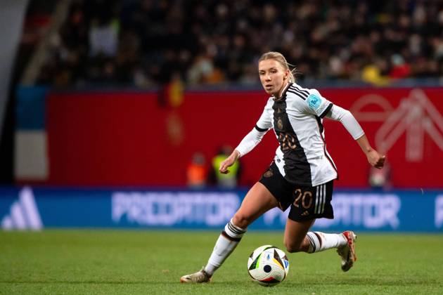 Elisa Senß (Deutschland, 20) am Ball, GER, Deutschland (GER) vs Dänemark (DEN), UEFA Frauen Fussball Nations League, Liga A, 5. Spieltag, 01.12.2023 DFB DFL regulations prohibit any use of photographs as image sequences and or quasi-video GER, Deutschland (GER) vs Dänemark (DEN), UEFA Frauen Fussball Nations League, Liga A, 5. Spieltag, 01.12.2023 Rostock Copyright: xEibner-Pressefoto Memmlerx EP_MMR